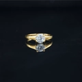 Elegante anillo de acero de titanio dorado con moissanita redonda solitaria sobre superficie reflectante - US 5 / Dorado