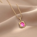 Elegante goldene Perlenkette mit rechteckigem rosa Kristallanhänger auf Champagner-Seide - 14K Gold-Rosa Zirkonia