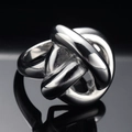 Polierter Edelstahl-Knotenring für Damen mit hochglänzender Oberfläche auf schwarzem Grund - US 6 / Stahlfarbe