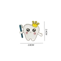 Detalle de un lindo broche dental con dimensiones de 2,8 cm de ancho y 2,4 cm de alto - Diente con Corona y Cepillo de Dientes (KN1490)