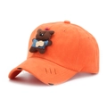 Détail macro de la casquette orange en coton avec patch ours 3D et bords effilochés - Taille unique / Orange
