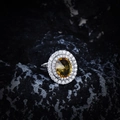 Vista detallada de un anillo con gema amarilla ovalada y doble halo de circonitas blancas - Anillo de Circonita Amarilla / Ajustable