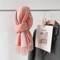 Écharpe dégradée rose avec détails de franges sur un cintre avec un magazine en arrière-plan - Beige Rosé