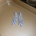 Dettaglio di orecchini a spiga di grano in argento con zirconi su vassoio dorato - Orecchini Silver Earring Post a forma di foglia (36#) / Argento
