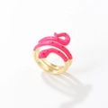 Gouden slangenring met roze emaille en rode stippen op een witte achtergrond - Y2K Coole Slang (Roze Goud)