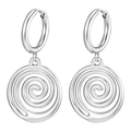Dettaglio macro di orecchini a cerchio in acciaio argento con pendenti a disco spirale - Stile Motivo a Spirale / Color Acciaio