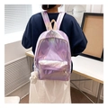 Dettaglio zaino olografico viola con finitura laser e ciondolo a forma di orso - Viola