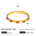 Dettaglio del bracciale in acciaio inossidabile dorato con cinque zirconi rossi rettangolari - Placcato Oro Con Gemma Rossa