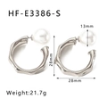 Dettaglio di orecchini a cerchio in argento testurizzato con perle bianche da 13mm - Stile Argentato (HF-E3386-S)