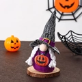 Dettaglio dello gnomo di Halloween con cappello viola, ciondolo zucca e trecce bianche - Stile C Strega Viola Nero Arancione Con Collana di Zucca