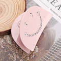 Rosa Haarklammer aus Acryl mit Strass-Lächeln auf dekorativem Holzuntergrund - Rosa Strass Smiley-Gesicht (D2-4-19)