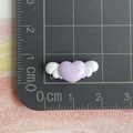 Mini corazón de resina con alas blancas sobre tapete graduado para ver el tamaño - Corazón con Alas / Mini / Morado