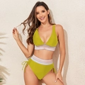 Olijfgroene bikini-set met hoge taille en kleurrijke golvende elastische banden - S / Bleekgroen