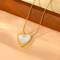 Elegante gouden titaniumstalen hartketting met witte parelmoer inleg - Ketting / Gouden Witte Schelp Hart
