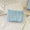Detailansicht der hellblauen Netztasche mit Pailletten und Spitze auf weißem Tisch - Blau