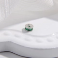 Dettaglio macro di una perla distanziatrice in argento S925 con cristalli verde smeraldo - Argento Zirconi Verdi 4mm