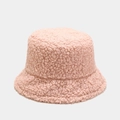 Detailaufnahme des rosa Fischerhuts aus Lammwolle mit weicher Plüsch- und Fellstruktur - M / Rosa