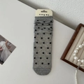 Calze grigie a metà polpaccio con pois neri e trama in maglia su fondo bianco - Grigio Pois