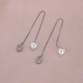 Elegantes pendientes largos de plata con perlas blancas y circonitas redondas brillantes - Circonita Única Perla Pasante(A2511)