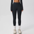Detailopname van zwarte yoga legging met hoge taille en vochtafvoerende matte textuur - Zwart