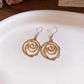 Gros plan de boucles d'oreilles roses dorées ajourées dans un plat en céramique blanc - 73# Crochet d'Oreille Doré Fleur de Rose Creuse