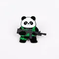 Spilla in smalto con panda tattico che impugna un fucile nero e indossa un gilet militare - Panda con Fucile