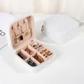 Boîte à bijoux carrée portable en cuir blanc avec fermeture éclair et intérieur en velours - Motif En Croix - Blanc Pur ; 10*10*5