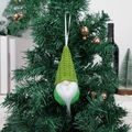 Weihnachtswichtel mit grüner Strickmütze und weißem Bart als Baumschmuck aufgehängt - Grün Hängend 2-01