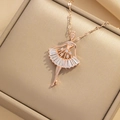 Collier avec pendentif ballerine en or rose et zircons dans une boîte à bijoux de luxe - Or Rose (8838)