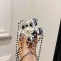 Mini borsa a fiore in metallo argento con perla centrale e tracolla a catena - Argento