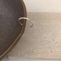 Dettaglio di un ear cuff argento su una ciotola di ceramica con un tocco artistico minimal - Ear Cuff Argento Texturizzato (J1849)