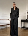 Detalle de bordado floral con lentejuelas negras en traje de chaqueta y pantalón - S / Pantalones Negros