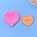 Detailansicht der herzförmigen Silikonform mit Schleifenrelief und LOVE MOM Gravur - Herz Schleife LOVE MOM(2)