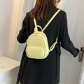 Mini zaino in pelle giallo limone brillante con spallacci regolabili e tasche a cerniera - Giallo