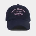 Dettaglio del ricamo rosa vintage su un berretto da baseball in cotone blu marino - Regolabile / Blu navy