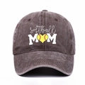 Dettaglio della stampa Softball MOM con softball a forma di cuore su cappello grigio - caffè