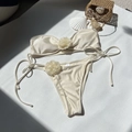 Conjunto de bikini bandeau crema satinado con flores 3D y lazos laterales - S / Blanco lechoso