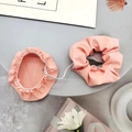 Set elastico e copribicchiere in tessuto rosa su vassoio grigio con decoro floreale - Set da 2 Pezzi (Scrunchie + Copribicchiere) / Rosa
