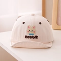Detalle de la gorra para bebé con bordado de conejo 3D y visera blanda plegable - 50cm (1-3 años) / Blanco Roto