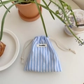 Sacchetto a righe blu con coulisse ed etichetta Sozakka in un'ambientazione informale - Righe Blu