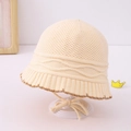 Dettaglio cappello in maglia per neonati con trama a nido d'ape e laccetti intrecciati - Bianco Sporco / 50cm