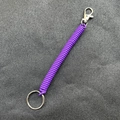 Portachiavi elastico a molla in plastica viola con chiusura in metallo su una trama - Anello 25mm / Viola