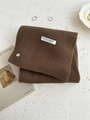 Sciarpa in lana marrone a maglia con etichetta fatta a mano e dettaglio bottone in conchiglia - 160*25cm / Caffè Scuro