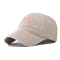 Dettaglio del ricamo a fiocco rosa su berretto da baseball in cotone lavato color kaki - Regolabile / Fiocco Beige