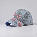 Détail d'une casquette en denim bleu clair avec motifs floraux vintage et surpiqûres - Réglable / Style Chinois Floral 3