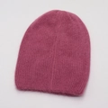 Détail de la texture pelucheuse du bonnet en tricot magenta avec maille côtelée douce - Taille unique / Bordeaux