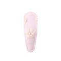 Detailansicht der rosa Stoff-Haarklammer mit floraler Bestickung und gewelltem Randdesign - Rosa Blume