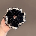 Eleganter schwarzer Samt-Haargummi mit weißem Spitzenbesatz für Damenfrisuren - Basis-Scrunchie / Schwarz Ballett Floral Eleganter Stil