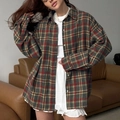 Vue détaillée du motif à carreaux multicolores et du col boutonné d'une chemise vintage - S / Rouge