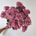 Nahaufnahme von staubrosa künstlichen Rosen mit 3 Köpfen und grünen Blättern für Hochzeiten - 3-Köpfiges Set / Bohnenpastenviolett